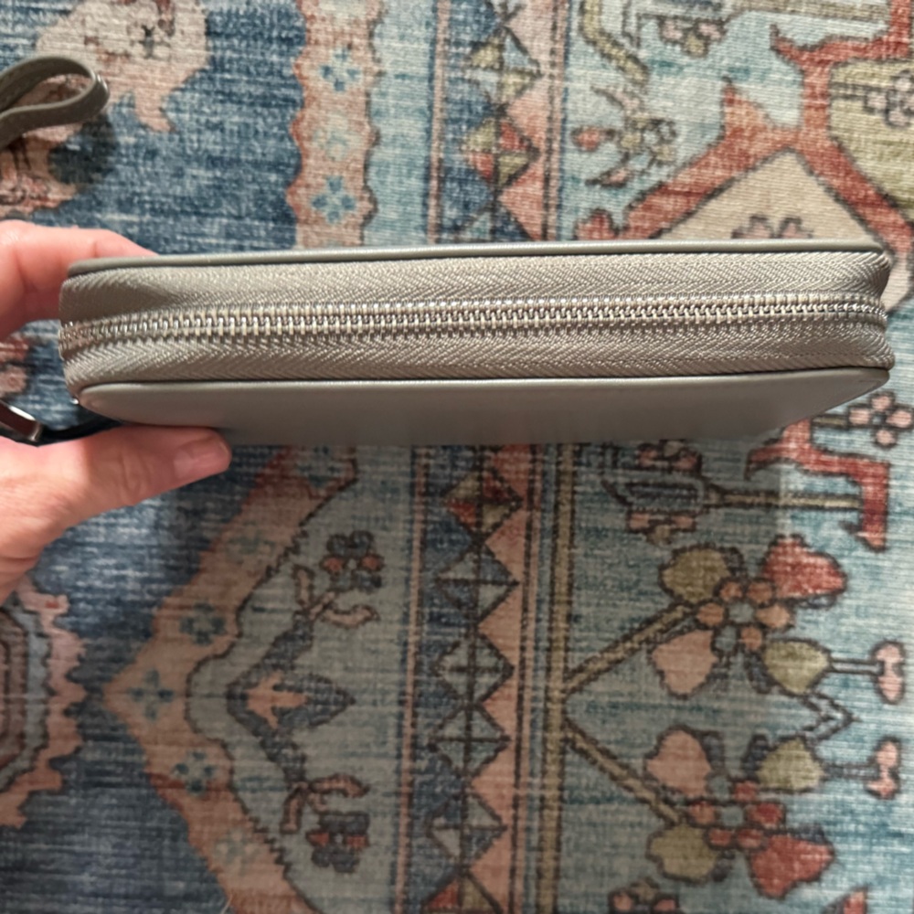 3/$15 🌟
Taupe Accordion Zip Around Wallet Wristlet Organizer Large Capacity - Picture 5 of 6